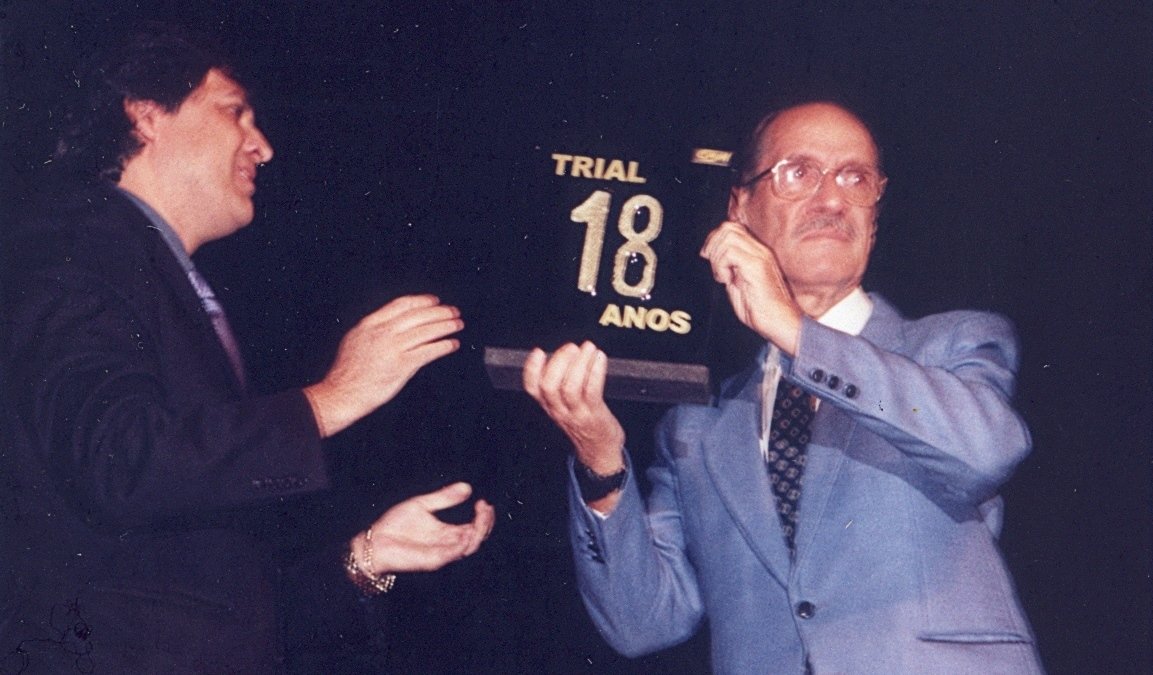 Lincoln Miranda Duarte entrega a Carlão Coachman homenagem pelos 18 anos de Campeonato Brasileiro de Trial . Crédito: Carlãozinho Coachman/Acervo Motostory