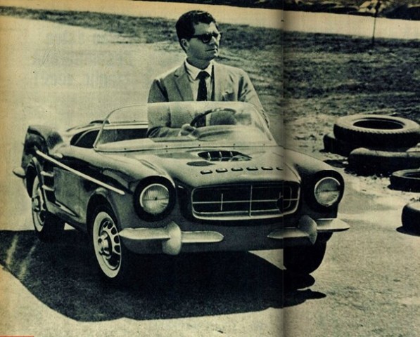 Expedito "testando" um Gurgel Jr. para a revista Quatro Rodas, em 1963. Foto Acervo Marazzi / Reprodução / Motostory