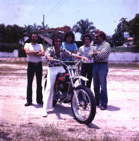 Paulo, Emerson, Frota, eu e meu pai, no Guarujá. Foto Acervo Marazzi / Motostory
