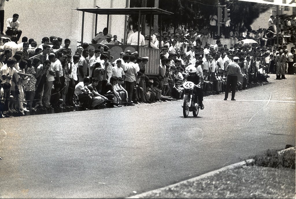 Carlinhos Aguiar e Eloi Gogliano (com bandeira na mão) em prova de rua em 1969. Foto mês Setembro: Edson Lobo / Motostory
