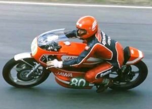 Peter Balaz (aqui, em foto da década de 1970) correrá com uma Jawa 250. (reprodução)