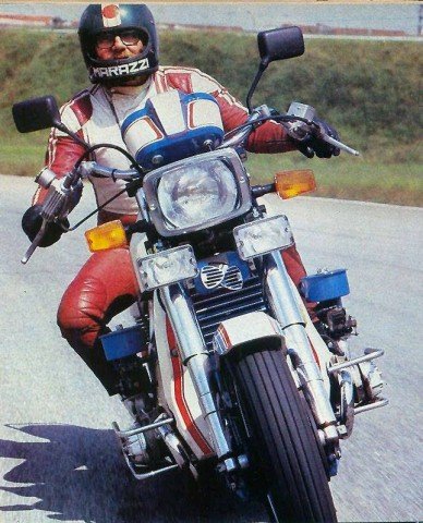 A revista Motor Três era uma grande diversão para o Expedito. Aqui, pilotando a enorme Amazonas em Interlagos. Foto Acervo Marazzi / Motostory