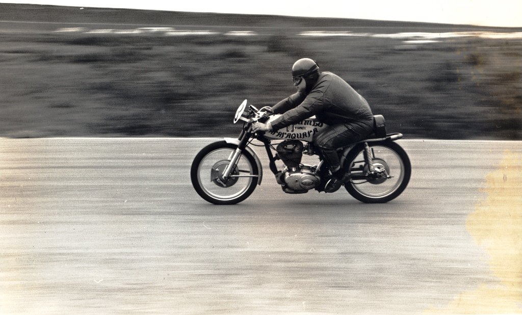 Araraquara, 1969, Eduardo Luzia e sua Ducati. Foto mês Março: Edson Lobo / Motostory