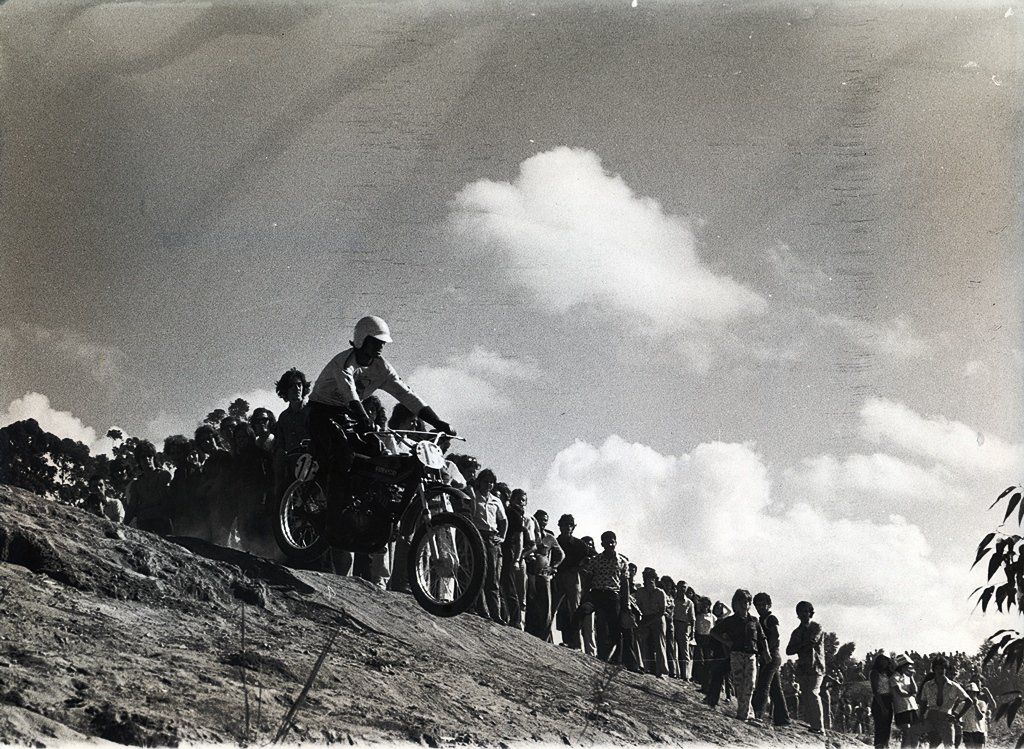 Abril de 1972, Cidade Universitária, São Paulo. Prova de Motocross. Foto mês Maio: Edson Lobo / Motostory