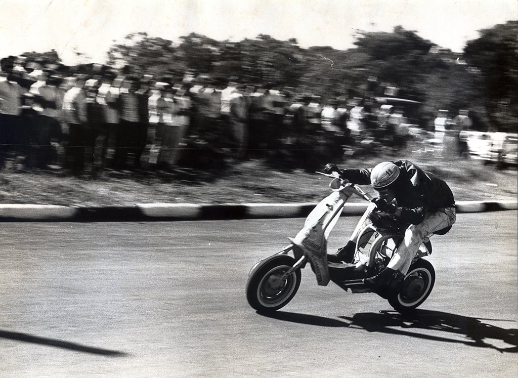 Prova de Lambrettas realizada nos arredores de Goiânia, em 1969. Foto mês Julho: Edson Lobo / Motostory