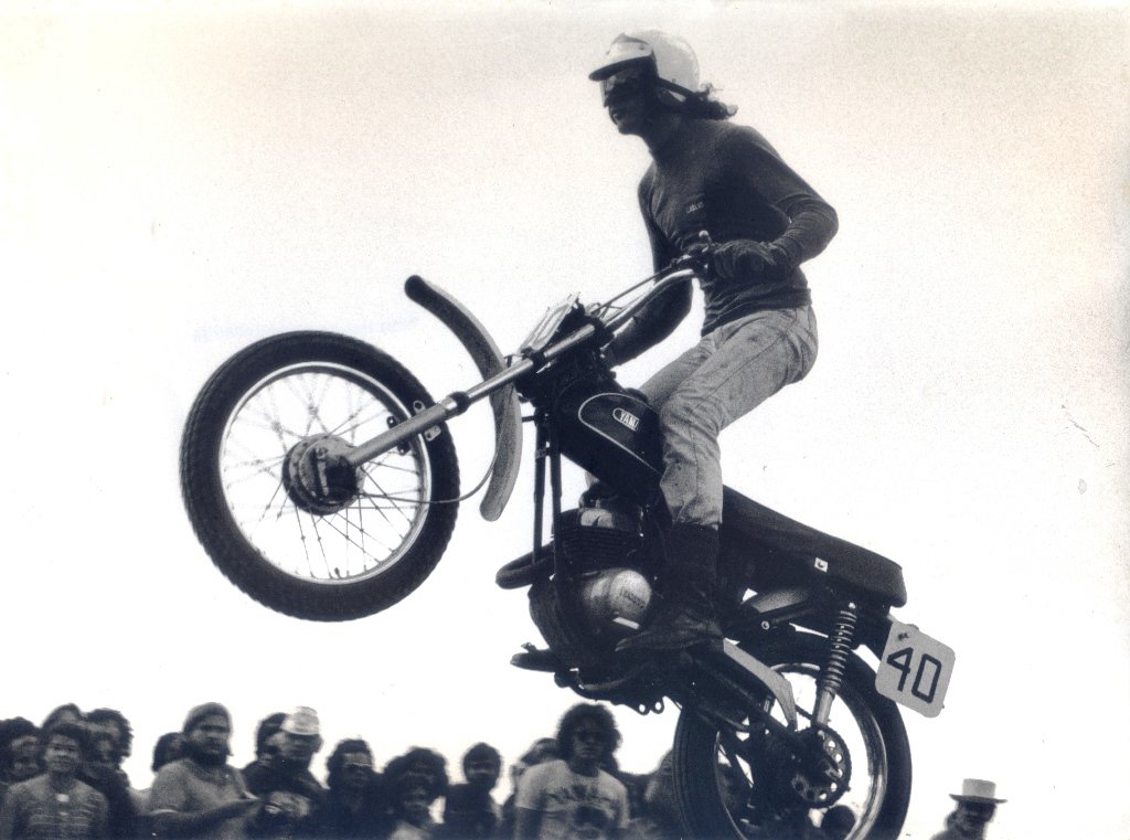 O "Monstro" Denísio Casarini em prova de Motocross de 1972. Foto mês Agosto: Edson Lobo / Motostory