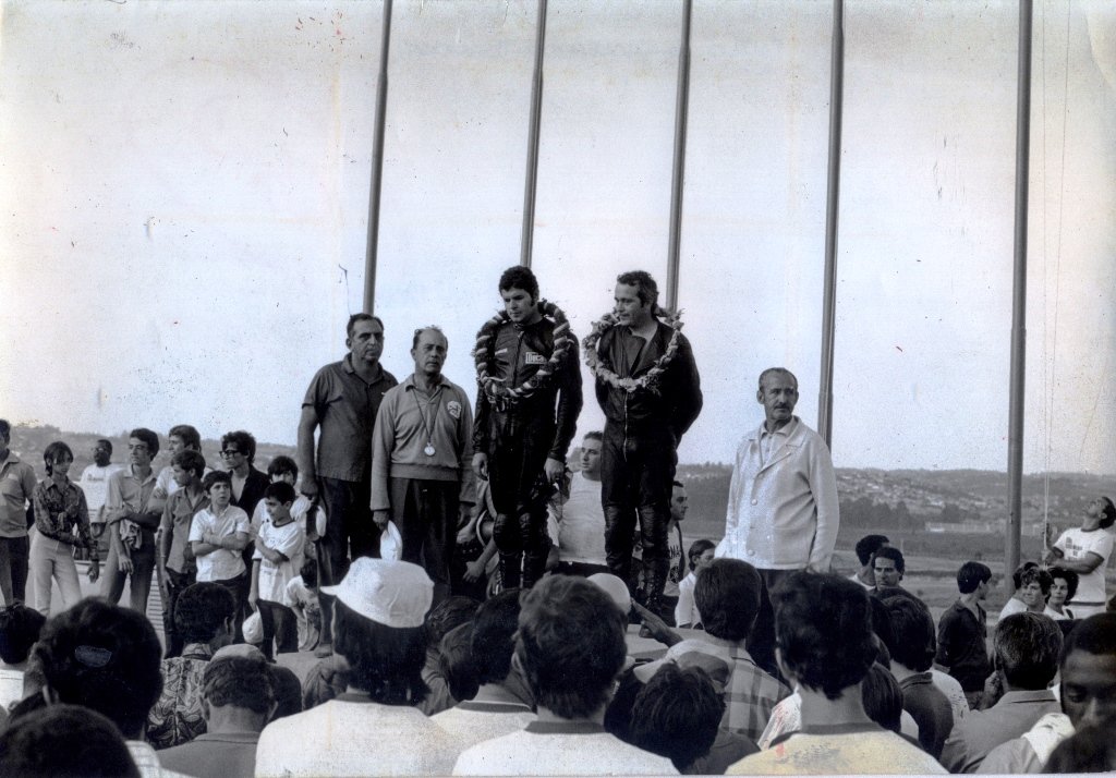 Irmãos Paolo e Gualtiero Tognocchi vencedores das 500 Milhas de Interlagos em 1970. Ao lado, de boina na mão está Eloi Gogliano (Cemtauro Motor Clube) Foto: Edson Lobo / Motostory