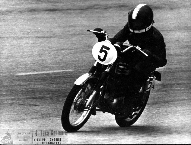 Correndo na Taça Centauro em 1975, ainda com o guidão original. Foto Equipe Sydnei de Fotografias / acervo Marazzi / Motostory