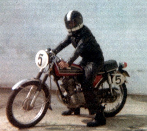 A mesma moto com que eu corria me levava para a escola na segunda-feira. Foto Acervo Marazzi / Motostory