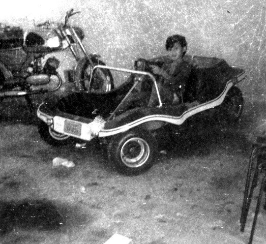 Na minha garagem, a Zündapp e o buguinho. Foto acervo Marazzi / Motostory