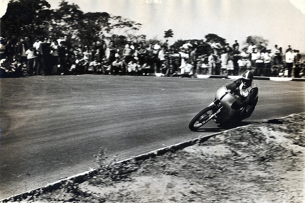 Salvatore Amato e sua Ducati Mach1 250, e não o Latorre, como na legenda do Calendário Motostory 2016. Quem nos corrige é Polé Lafer. Foto de Capa: Edson Lobo / Motostory