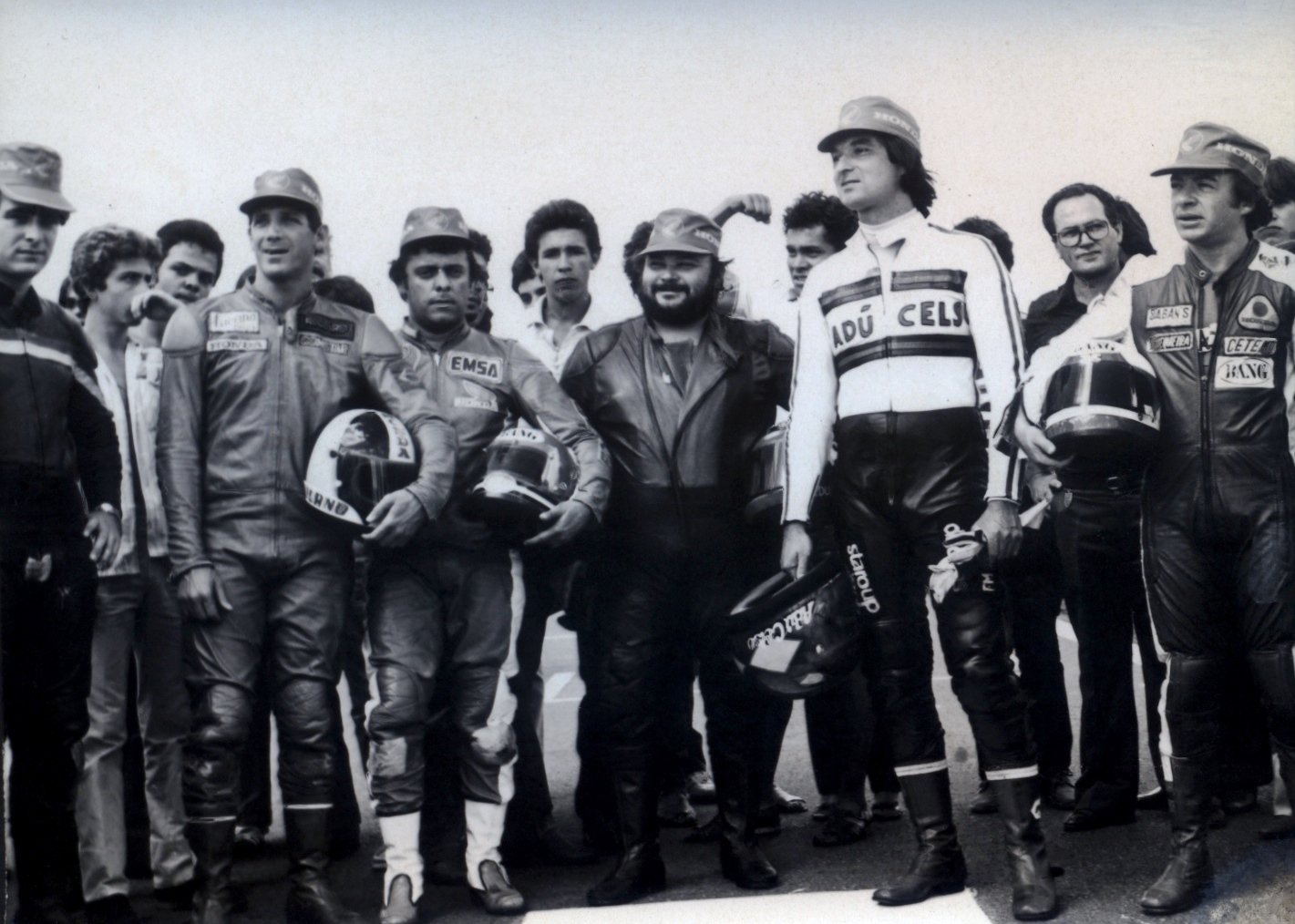 Denísio Casarini, Walter Tucano Barchi, Edmar Ferreira, Eduardo Luzia, Adu Celso e Antonio Sequeira perfilados. (Foto: Acervo Edmar Ferreira / Motostory)
