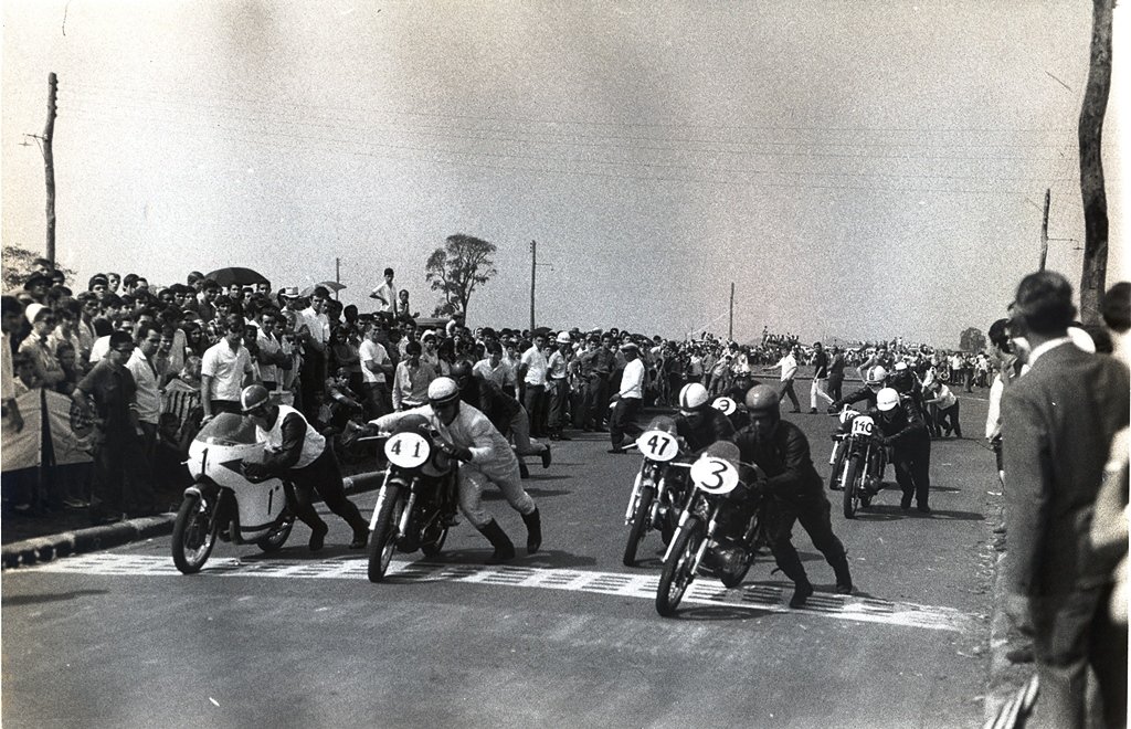 Largada da prova de rua disputada em Araraquara, em 1969. Foto mês Fevereiro: Edson Lobo / Motostory
