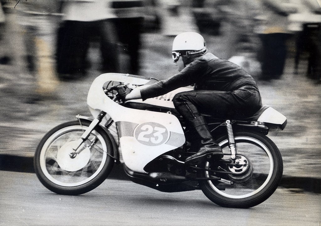 Paolo Tognocchi pilota sua Yamaha, em prova de rua. 1969 Foto mês Junho: Edson Lobo / Motostory 