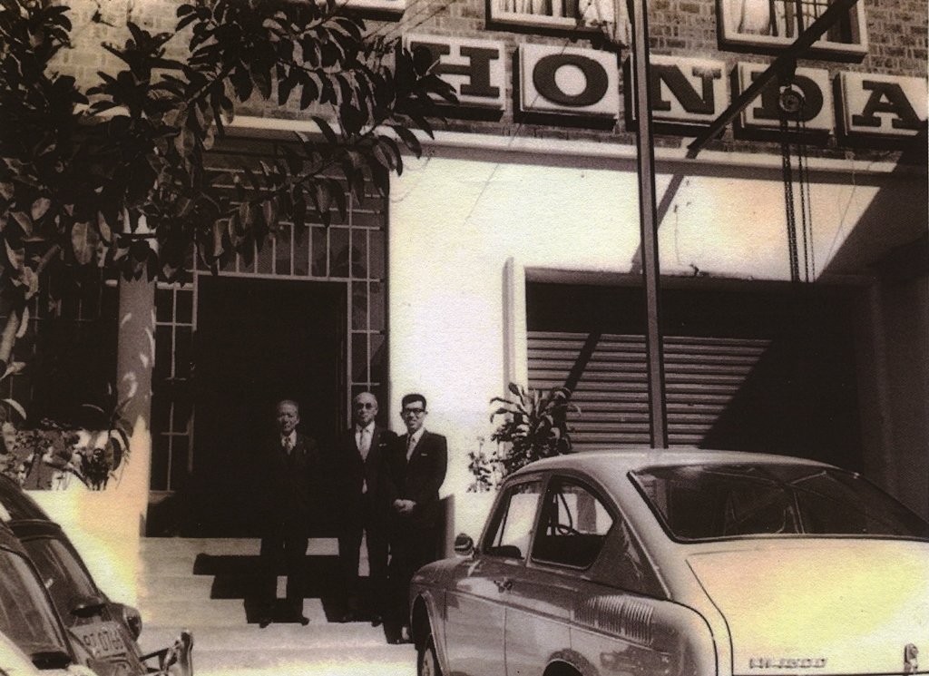 Yasutomo Kato (left) visits Honda’s Sao Paulo office in 1972 along with the company’s first president, Ossamo Iida (right) – Photo Murakami / Motostory Collection