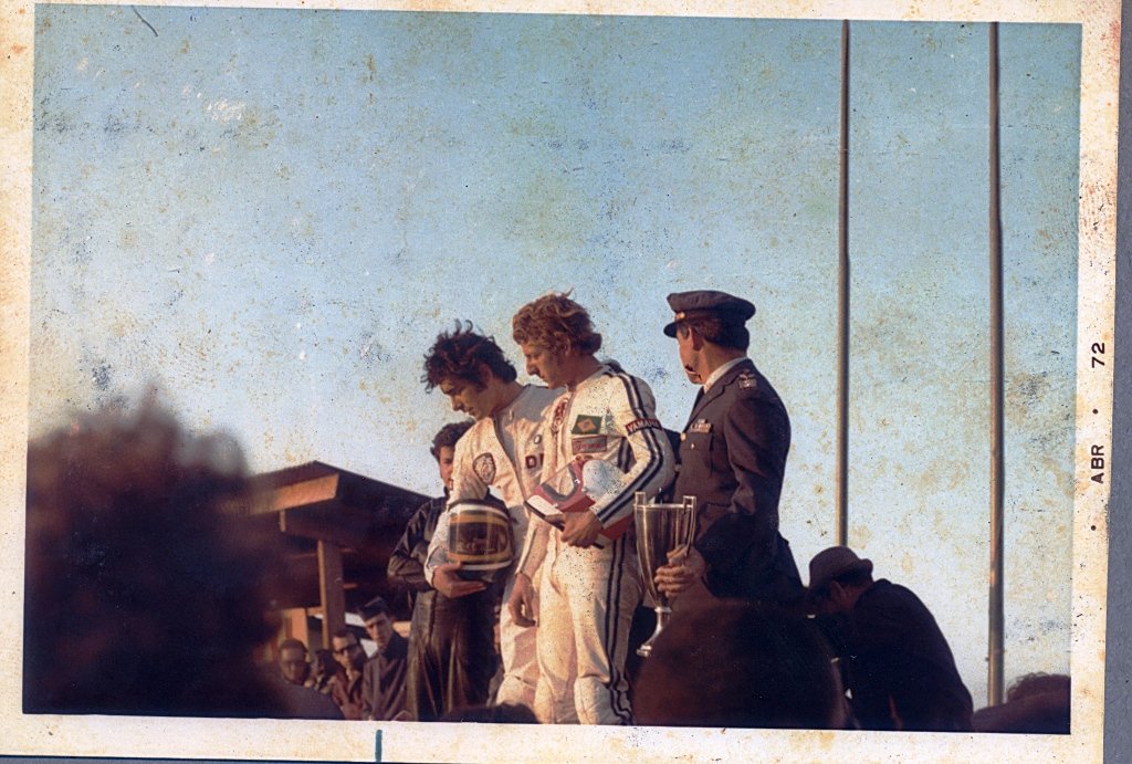 Walter “Tucano” Barchi e Denísio Casarini repetiram esta cena dezenas de vezes nos anos 70. (foto: Acervo Casarini / Motostory, Abril de 1972)