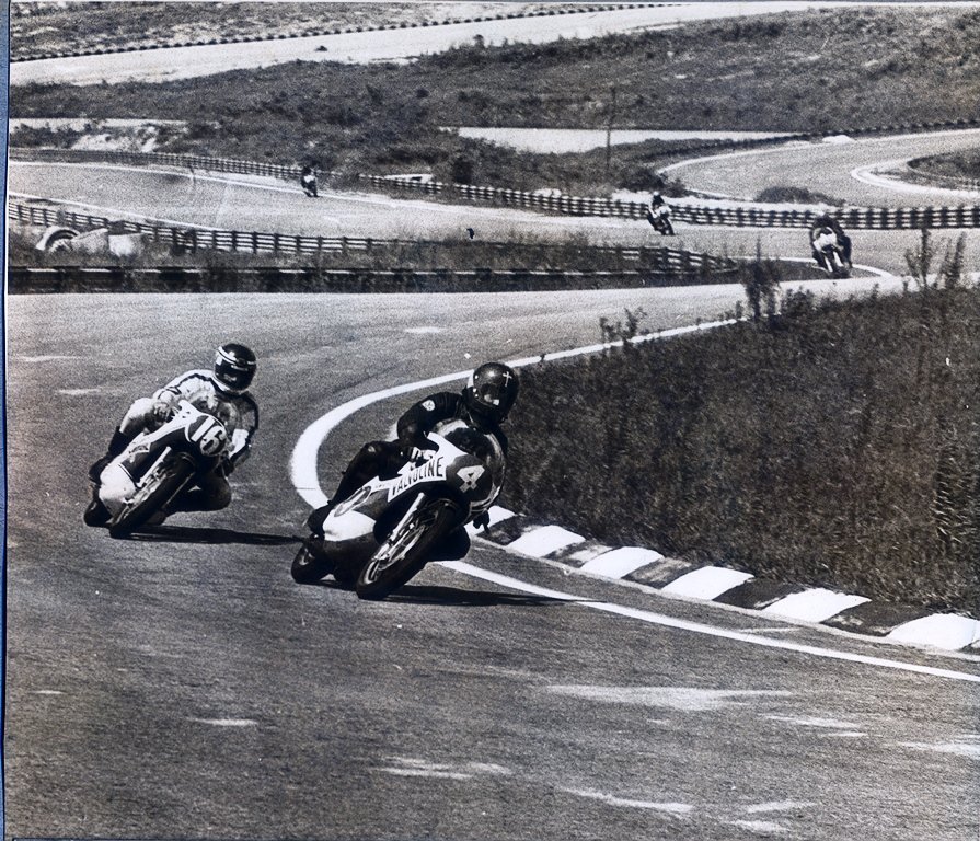 Adu Celso seguido por Denísio Casarini em Interlagos, São Paulo, na década de 70 (foto: Acervo Casarini / Motostory)