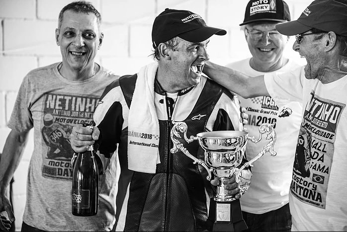 Celebração pelo pódio de Boettcher na segunda bateria em Goiânia, com Othon Russo e Kurt Feichtenberger – Foto Eduardo Ibañez / ICGP Brasil