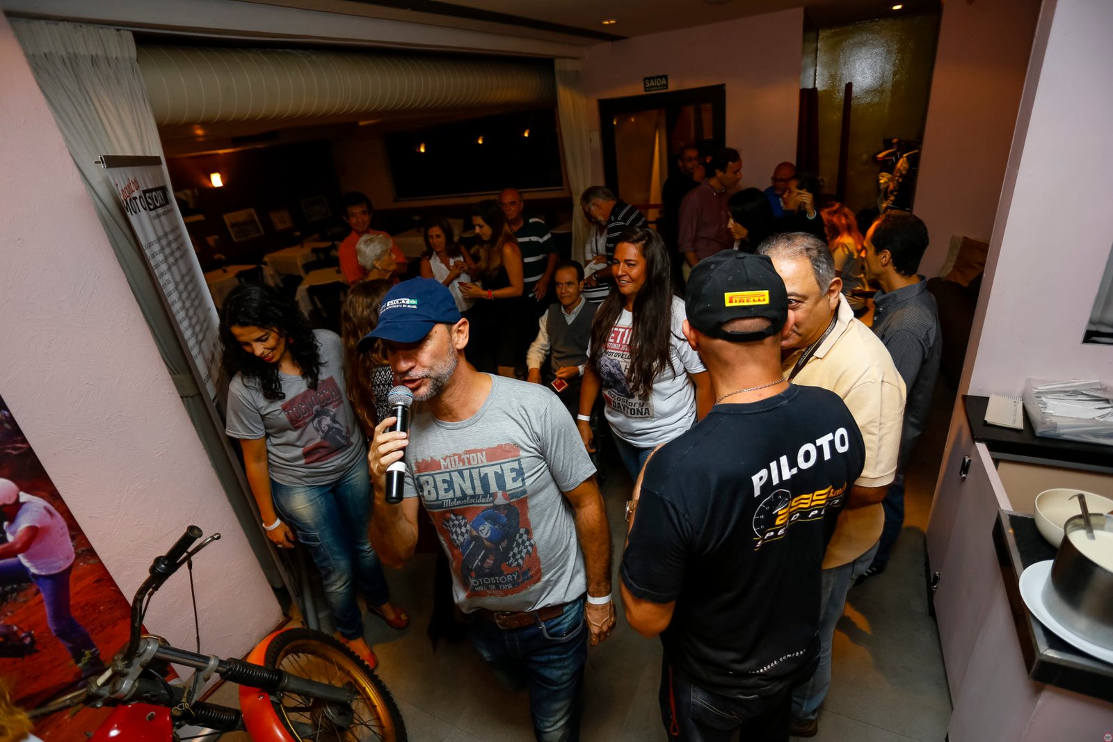 3o Encontro Motostory - Vida sob Pressão - Carlãozinho Coachmanl adeado por Karla Coachman anuncia a chegada de Milton Benite. Foto Sampafotos / Motostory