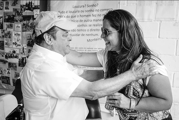Edmar Ferreira emocionado ao encontrar com Carol Santos, filha do amigo e companheiro das pistas Adu Celso – Foto Eduardo Ibañez / ICGP Brasil