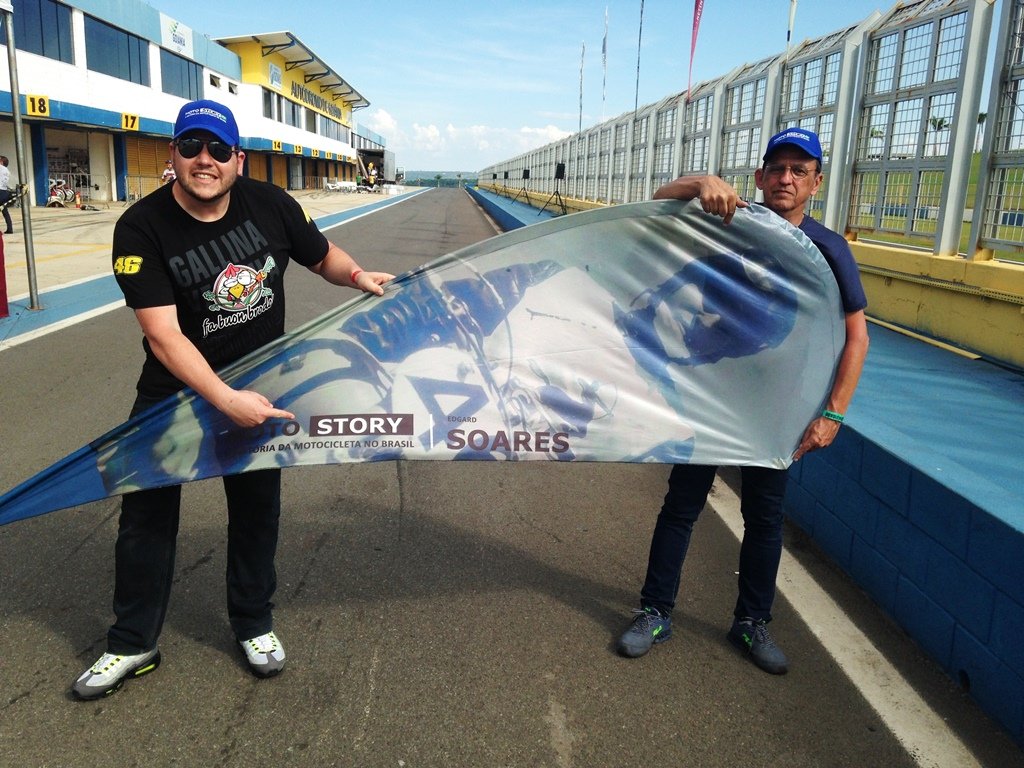 Edgard Soares Neto e Luiz Gustavo Senise seguram a Wind Flad da lenda Edgard Soares – ICGP Brasil 2016 – Foto Carlãozinho Coachman / Motostory
