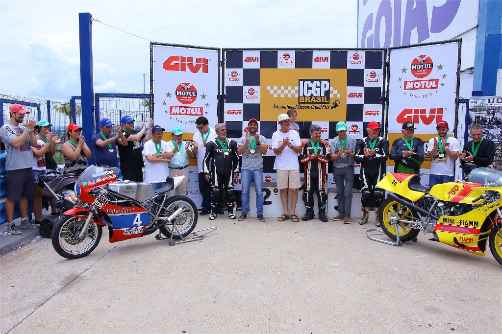 Homenagem ICGP Brasil e Motostory aos TZudos, em Goiânia, 23 de outubro de 2016. Na foto aparecem, da esquerda para a direita: As filhas de Adu Celso, Gabi e Carol, Luiz Senise acompanha Edgard Soares (Neto), Roberto Boettcher, Edmar Ferreira, Marco Greco, Milton Cigano Adib, Cristiano Vieira, Bob Keller (ICGP) Sidão Scigliano, Jacinto Sarachú, Lucílio Baumer, Kurt Feichtenberger, Julio Castroviejo representado o pai Paulinho, e Othon Russo. Foto Heraldo Galan / ICGP Brasil / Motostory