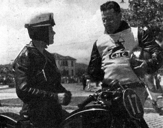 , à direita, felicita Angelo Pagotti, que o sobrepujou na prova de 350 cc. em 1949 – Foto Memória Santos