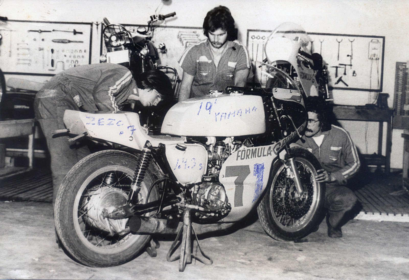 The photo scrawled by Zezo: In it appear Vail and Wilson Paschoalin, with Milton Benite – Photo collection Milton Benite / Motostory