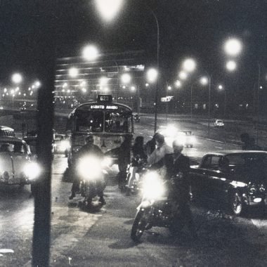 “In 1971, we had a group that was getting bigger and bigger, and we gathered at Rua Augusta, in São Paulo, every night. On Saturday the group was even a little larger and we went out to mess up at night. As the helmet was not compulsory, the mess was seen by everyone and we were easily recognized . ” Edson Lobo / Motostory
