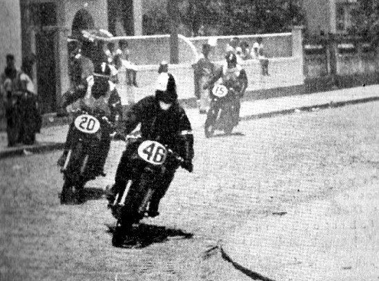 Em plena corrida na Avenida Afonso Pena, nas primeiras voltas a ordem era: Edgard Soares (46), Pacheco (20) e Caio (15). Foto Memória Santos