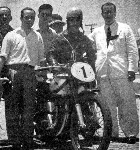 Luiz Bezzi, um dos fundadores do Santos Moto Clube, ladeado pelo Prefeito de Santos, Sr. Rubens Ferreira Martins e Eloy Gogliano, Diretor da revista “Motociclismo”, à esquerda, momentos antes da partida (Obs. MS. – Eloi Gogliano foi também um dos capitães do Centauro Motor Clube, fundador da FM e da CBM) Foto Memória Santos