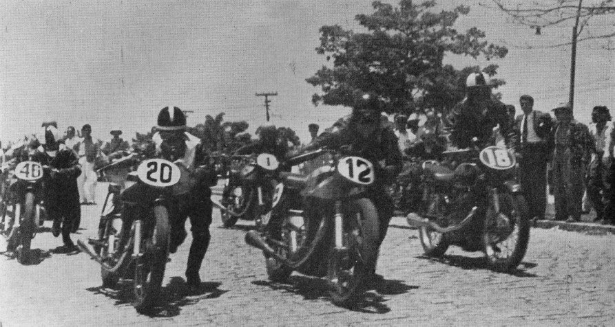 A prova de 1949, anunciada como “Circuito Fechado da Avenida Afonso Pena”, foi uma das mais emocionantes ocorridas pelas ruas de Santos. Na foto, vê-se a moto Nº 46, de Edgard Soares, a Nº 20, de Edvard Pacheco, a Nº 1, de Luiz Bezzi, a Nº 12, de Orlando Guardino e a Nº 18, de Osvaldo “Índio” Diniz – Foto Memória Santos