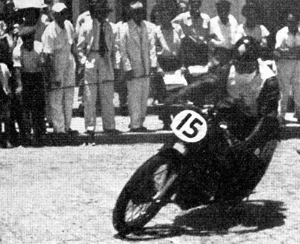 As provas em Santos eram observadas por um número enorme de curiosos e fãs do motociclismo. (Foto Memória Santos)
