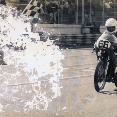 Taça Centauro em Interlagos, 1973. Miguel Angelo Panades Carrilo foi sétimo na prova de anel externo e décimo segundo na pista completa, com uma Suzuki 350 – Foto acervo Panades / Motostory