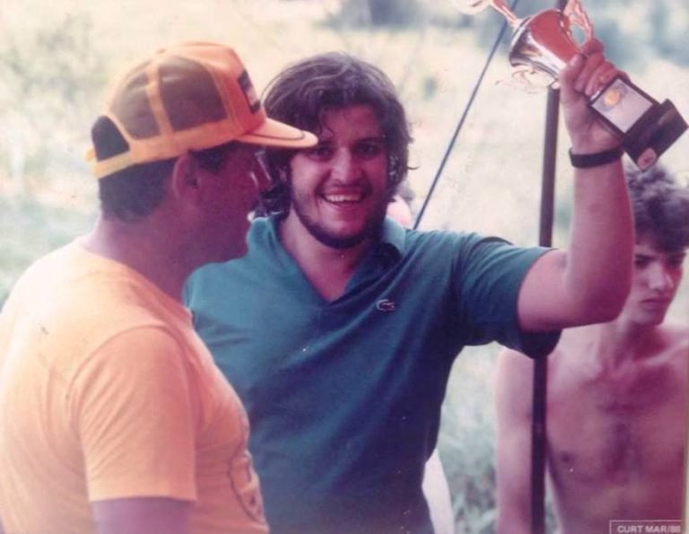 Rica Lancelotti piloto de trial na década de 80, ao lado de Carlão Coachman com Caio salerno ao fundo – Foto acervo pessoal