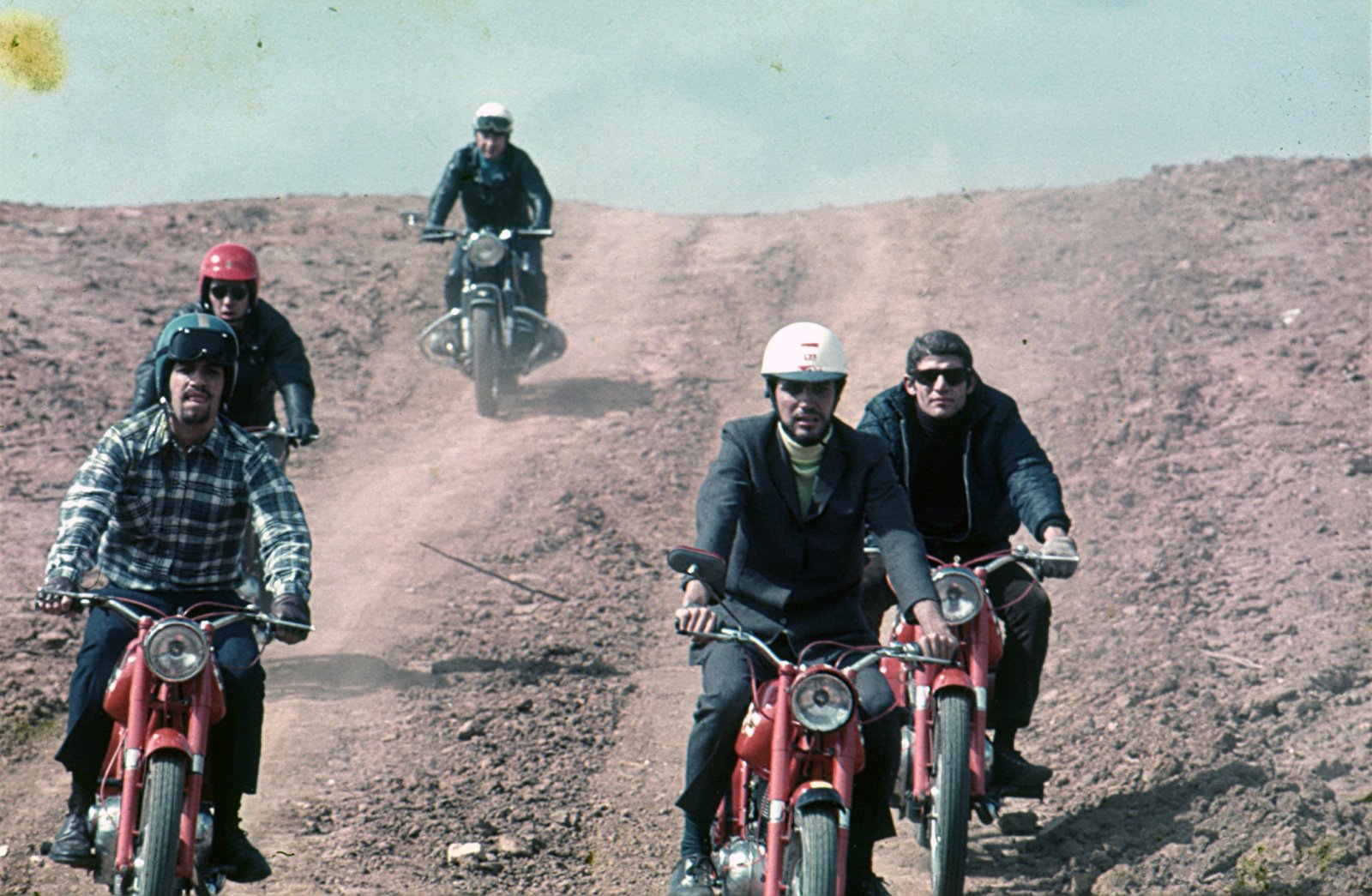 Edson Lobo (capacete azul) e Polé (capacete branco) durante produção fotográfica na década de 1960 – Foto Acervo Edson Lobo / Motostory