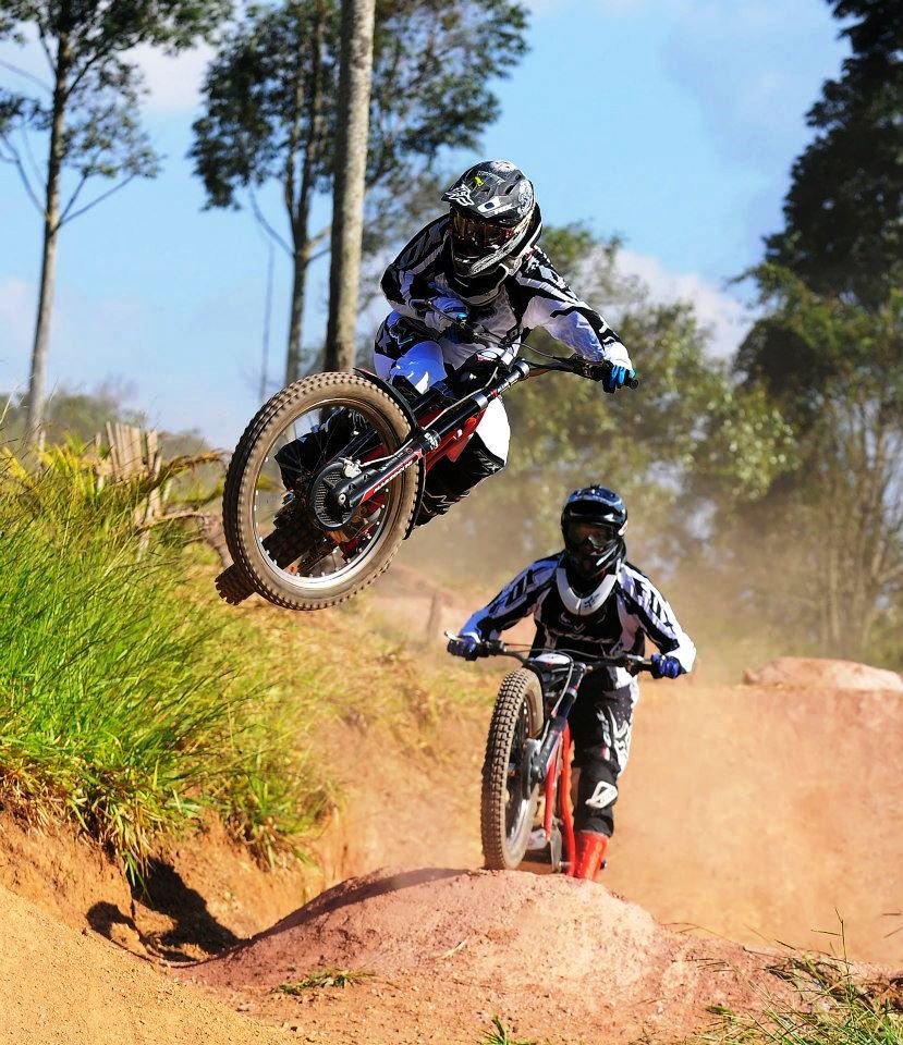 Luciano KDra em um free-ride com sua Trial – Foto acervo Luciano KDra
