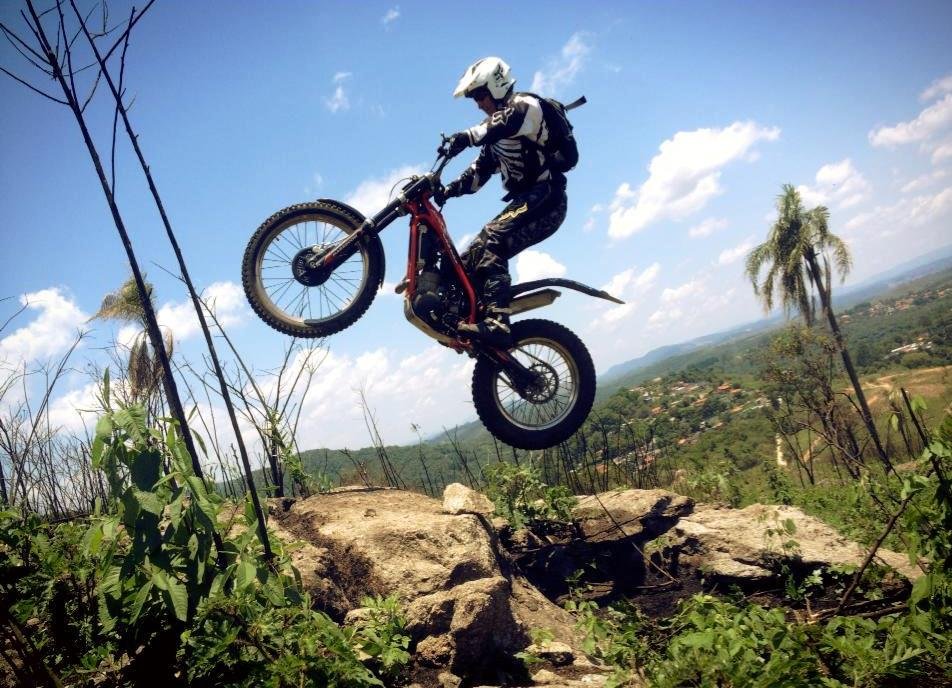 Luciano KDra em um free-ride com sua Trial – Foto acervo Luciano KDra