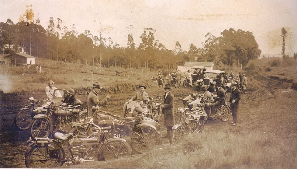 Concentração para a largada de uma prova nos anos 1920 – Detalhe. A moto que aparece em primeiro plano é uma Triumph de 1915. Exemplar igual a este foi restaurado por Marcelo Peixoto e está em exposição no Bar LM09 em São Paulo, que pertence a Leandro Mello, Foto Acervo Antonio Lage / Edgard Soares / Motostory