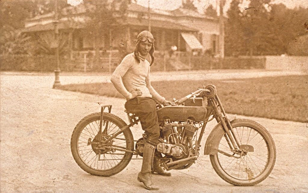 PIONEERING Antonio Lage and his Harley-Davidson in photograph of the decade of 1920. Perhaps the first big name of national motorcycling racing – Photo Collection Edgard Soares / Motostory