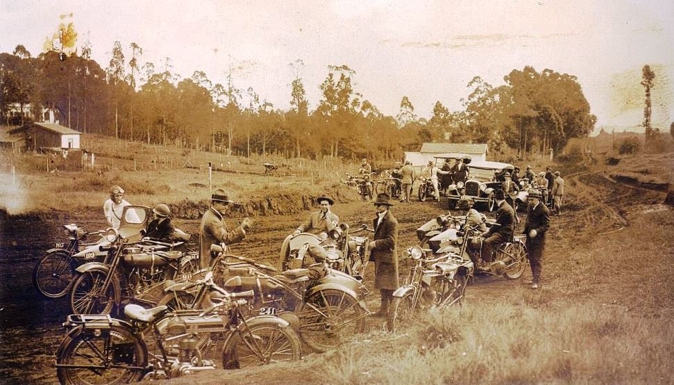 Concentration for the start of a race in the 1920s – Note: The motorcycle that appears in the foreground is a Triumph from 1915. There are at least two like this restored in Brazil, one by Marcelo Peixoto. His bike in on display at the Bar LM09 in São Paulo, belonging to Leandro Mello, Photo Acervo Antonio Lage / Edgard Soares / Motostory