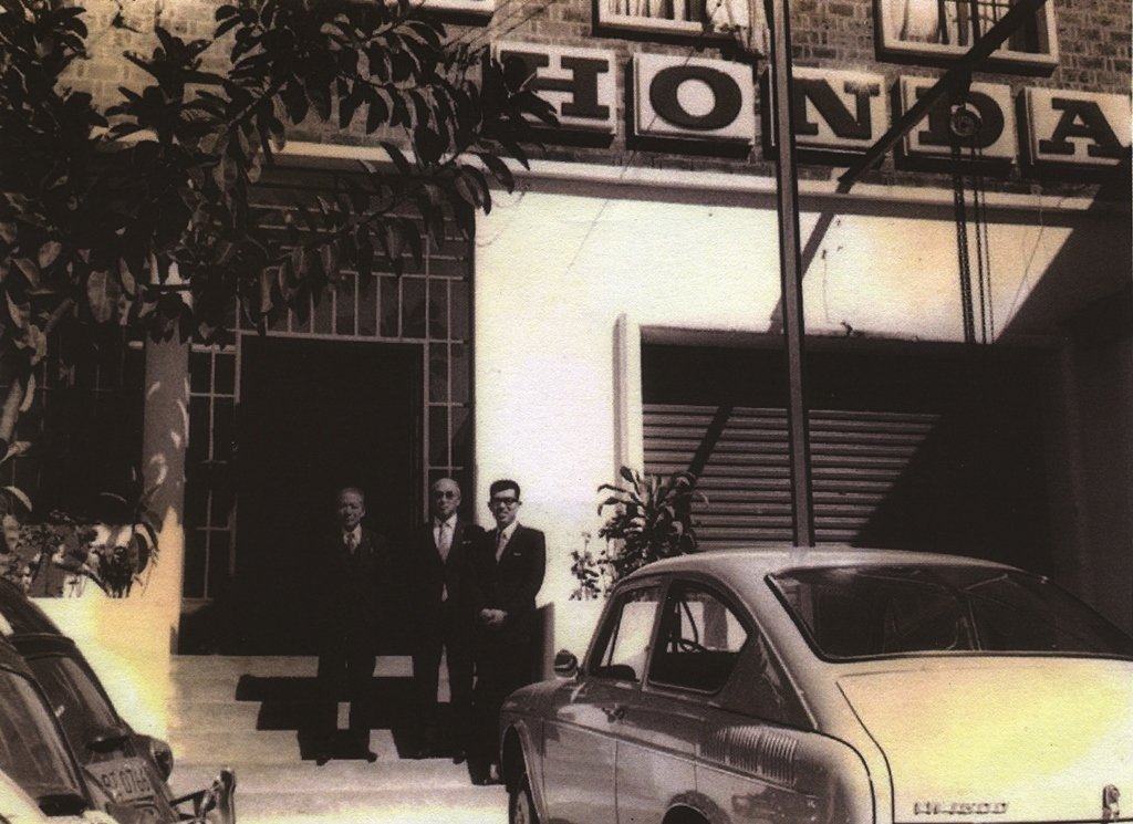 Yasutomo Kato (esq.) visita o escritório da Honda em São Paulo, em 1972, juntamente com o primeiro presidente da Companhia, Ossamo Iida (dir.) Foto Acervo Murakami / Motostory