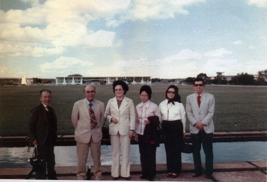 Yasutomo Kato, Soichiro Honda, Sachi Honda, Tomiho Kato, Yoko Iida e Ossamo Ida em visita a Brasilia em 1974 – Foto Acervo Murakami / Motostory