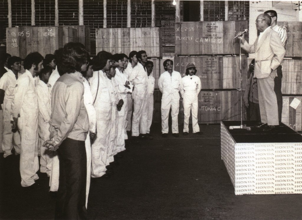 1974 – Soichiro Honda speaks for his small team at the then timid Honda facilities in São Paulo, where today there is the imposing administrative building of the company behind Shopping Morumbi, in São Paulo. The first, in a gray jacket, is Milton Benite, the company’s newly employed. – Photo Collection Murakami / Motostory