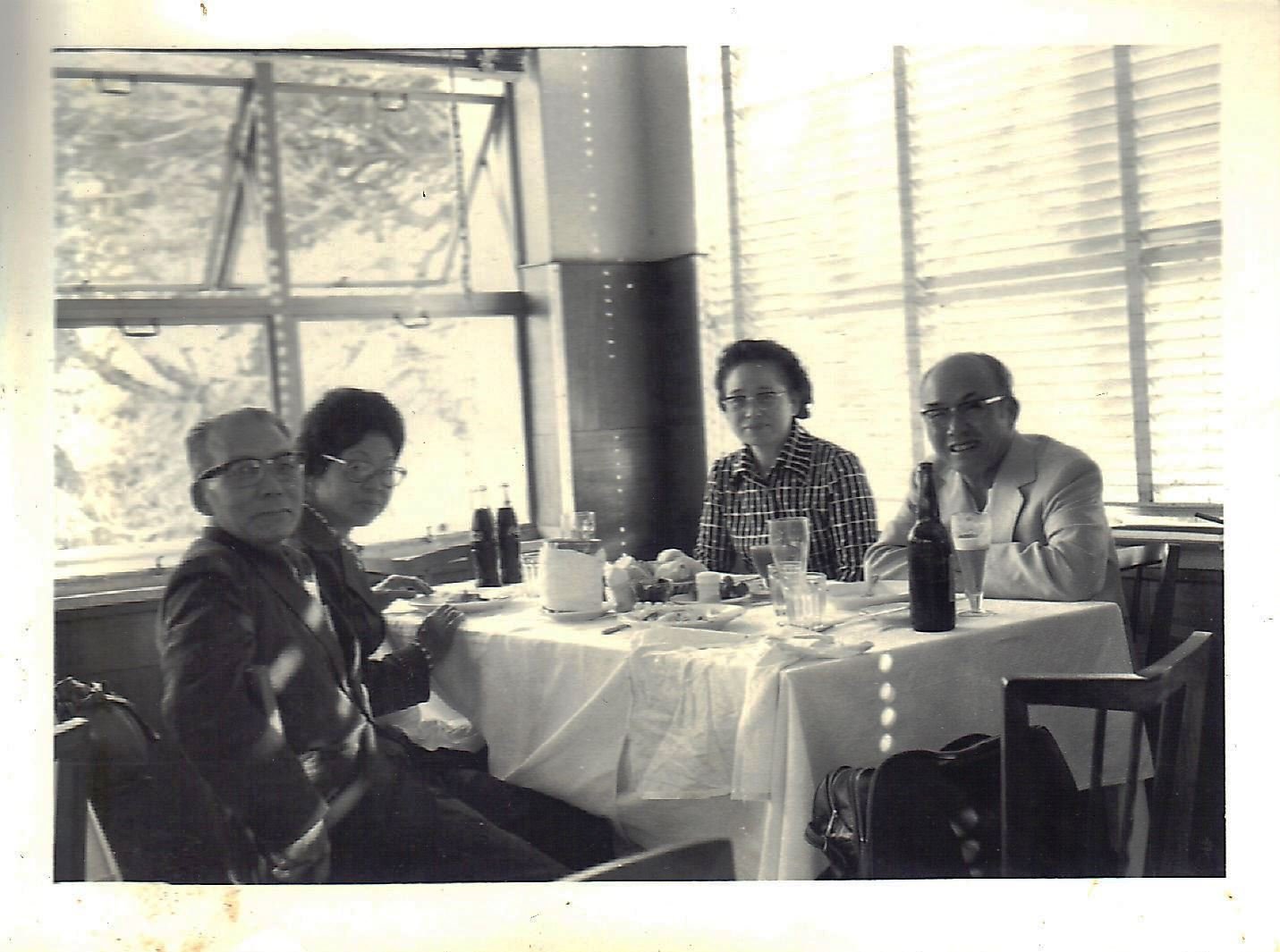 Yasutomo Kato e sua esposa Tomiho, com Soichiro Honda e sua esposa Sachi Honda, em almoço na fazenda Tozan em Campinas em 1974, na única visita de Honda ao Brasil. Yasutomo Kato e Soichiro Honda foram amigos na juventude, em Hamamatsu, Japão. Kato migrou para o Brasil mas manteve a amizade com Honda por toda a vida. Quando este decidiu implantar sua subsidiária no Brasil, ligou para o amigo pedindo ajuda. Além de participar ativamente no início da operação brasileira, Kato envolveu seu genro Masuo Murakami no processo. Justo ele, que tinha sido colega de caserna de Ernesto Geisel e João Figueiredo, justamente os dois últimos Generais Presidentes, e também colega de faculdade de Delfim Neto e Fernando Henrique Cardoso. Foto Acervo Murakami / Motostory