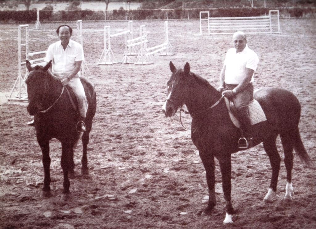 Masuo Murakami com João Figueiredo, então presidente da República, em um dos muitos encontros na Granja do Torto regados a montaria e churrasco de “Salsichão” – Foto Acervo Murakami / Motostory