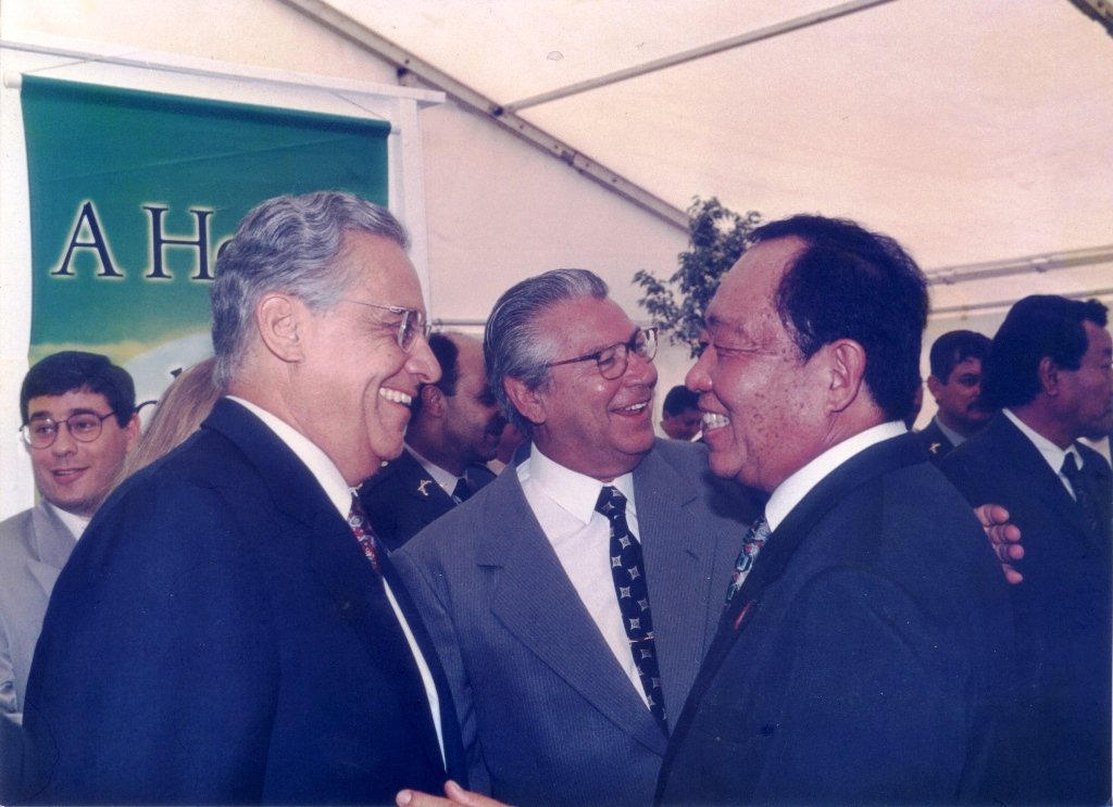 Fernando Henrique Cardoso, former president of Brazil and former colleague of Murakami’s college, with Mario Covas, former São Paulo State Governor in the background. Photo Collection Murakami / Motostory