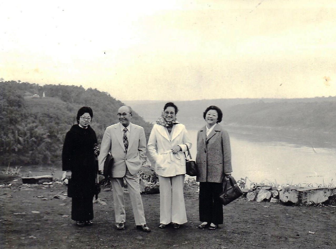Tomiho Kato, Soichiro Honda e a esposa Sachi Honda, com Mitika Kato Murakami, em visita Fóz do Iguaçu em 1974 – Foto Acervo Murakami / Motostory