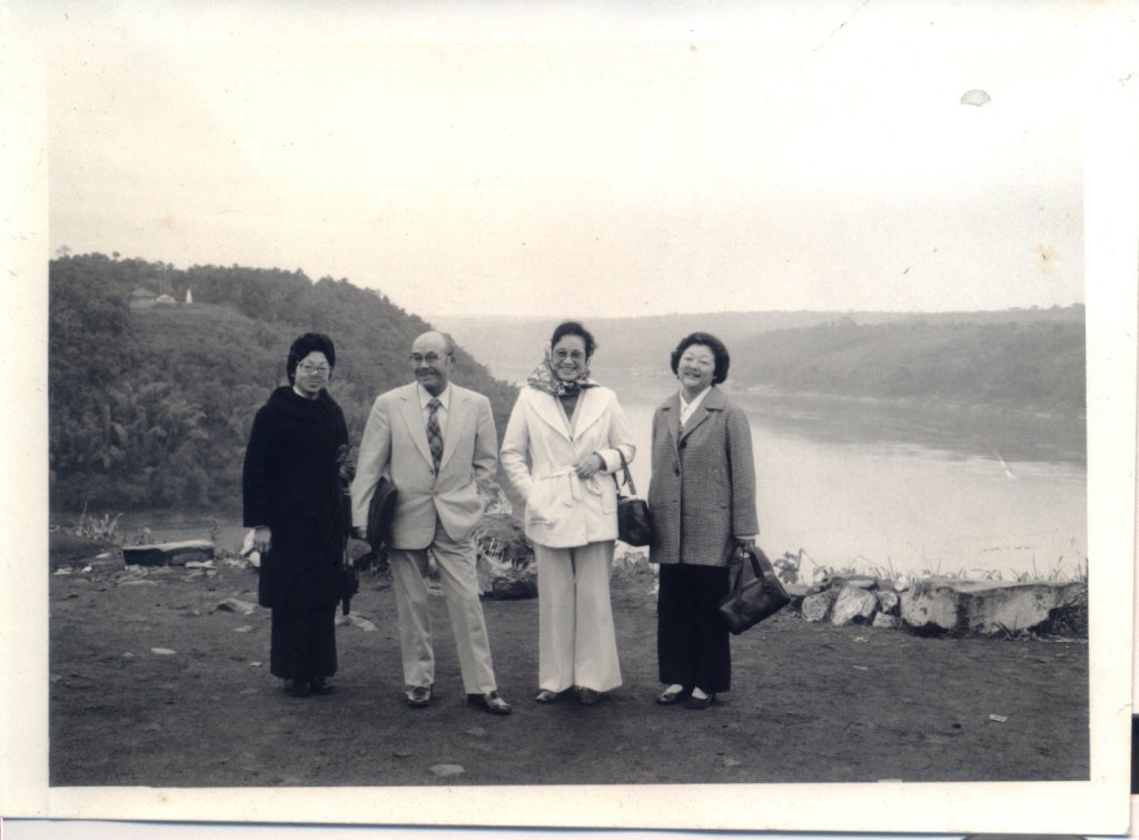 Tomiho Kato, Soichiro Honda and his wife Sachi Honda, with Mitikca Kato Murakami, visited Fóz do Iguaçu in 1974 – Photo Murakami / Motostory Collection