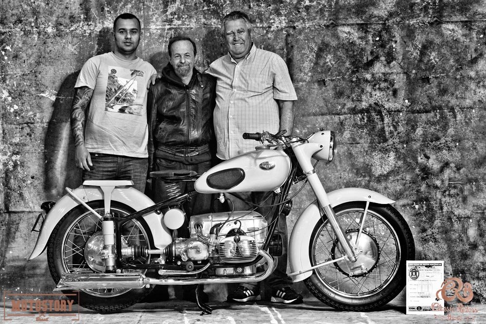 André Alfredo S. Rosa com o pai Eurivaldo Junior e Órbio Borba, com a Zundapp K601 "Protótipo" de 1950 - Foto Wel Calandria / Classic Riders Brasil / Motostory